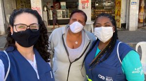 atia, ao centro, com a equipe social da Águas do Rio