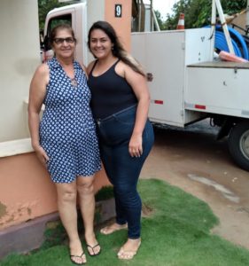 Lucimara com a filha - "Quem tem água tratada tem tudo"
