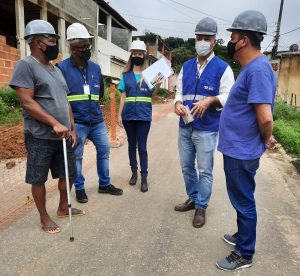 Lizenato, primeiro à esquerda, representantes da concessionária e Mucciolo acompanham o início das obras