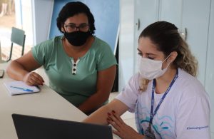 Coordenadora do CRAS, a direita, acerta detalhes para o mutirão