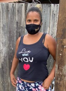 Mary faz planos agora que a água tratada chegou em sua casa