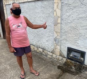 Clóviis comemora a chegada da água encanada