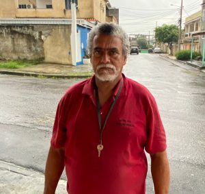 Carregava baldes de água nas costas", conta Mário