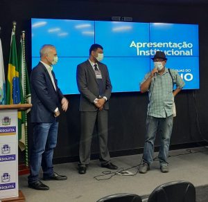 Fabbriani e Humberto Garcia ouvem o relato do morador Luiz Simplício
