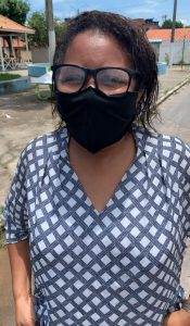 Cristiane, líder comunitária em Caxias, elogia a facilidade de usar o WhatsApp.