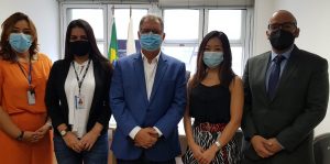 Representantes do Procon-RJ e Yoon Kim dão início a parceria para atendimento