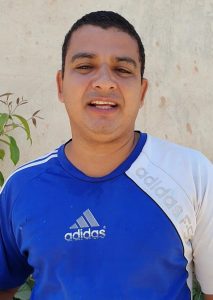 Renato acompanha as obras que vão levar água a sua residência