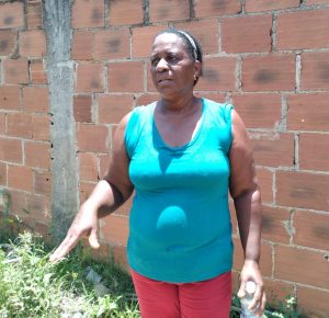 Vilma está ansiosa para a chegada da água encanada na parte alta do bairro