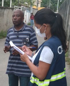 O líder comunitário, Carlos Leite, descreve os problemas com esgoto na comunidade