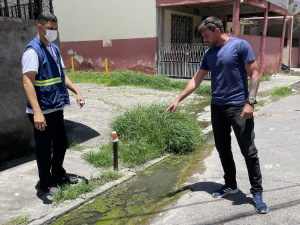 Renato aponta as necessidades do bairro, durante ação do Afluentes