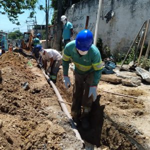 Quase 1 Km de rede de água está sendo construído no Moro do Querosene