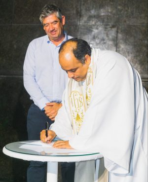 Bianchini e Pe. Omar assinam protocolo de intenções para desenvolver projetos socioambientais