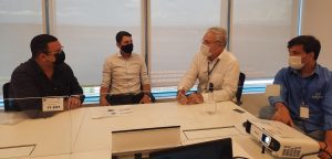 Juninho e Wallace conhecem as ações que vão contribuir para a recuperação ambiental do Guandu e da Baía de Guanabara