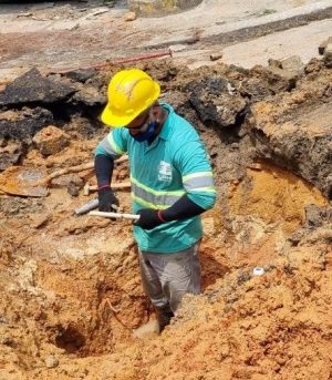 Equipe da Águas do Rio faz reparo em vazamento, na cidade de Duque de Caxias