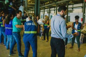 Equipe organizam a última entrega dos donativos