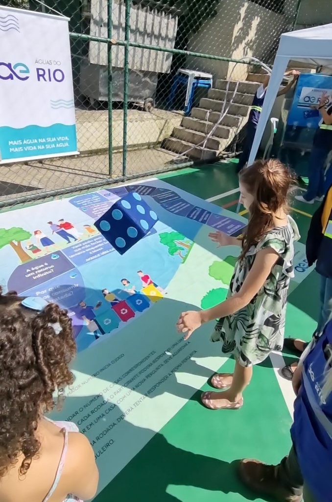 Programa de educação ambiental proporciona atividade lúdica para crianças da comunidade da Babilônia, no Leme