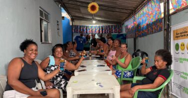De vilão da rede de esgoto a item de decoração: oficina transforma óleo usado em velas artesanais em Belford Roxo