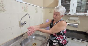 Água mais regular muda rotina nas áreas altas do Vidigal, no Rio